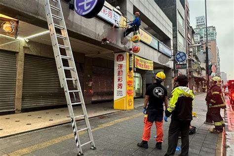 土城跳樓截圖|土城社區大樓清晨傳巨響 25歲男子11樓墜下2樓露臺慘。